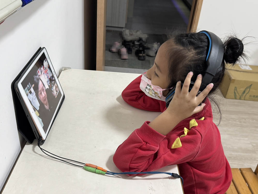 文曄麥寮學堂_1119_學童很開心與志工視訊