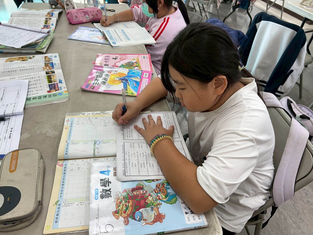 文曄麥寮學堂_1126_學童很認真撰寫功課