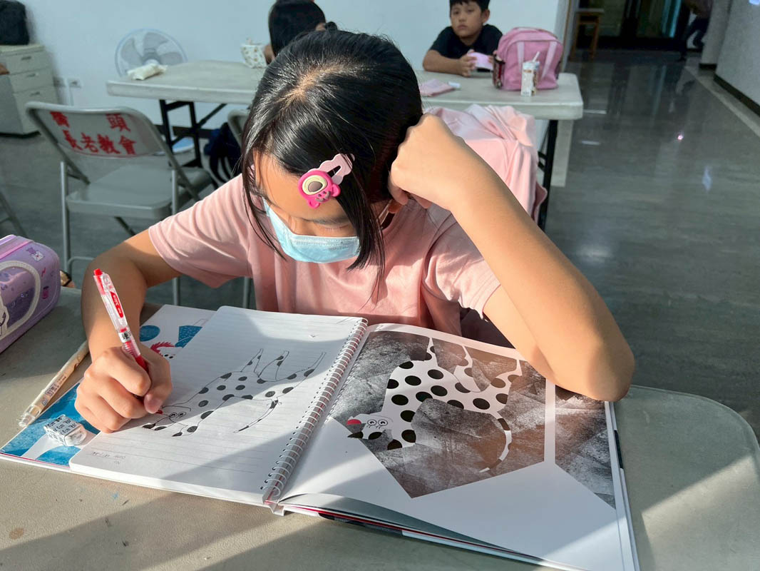 文曄麥寮學堂_1126_學童沉浸在繪畫世界裡