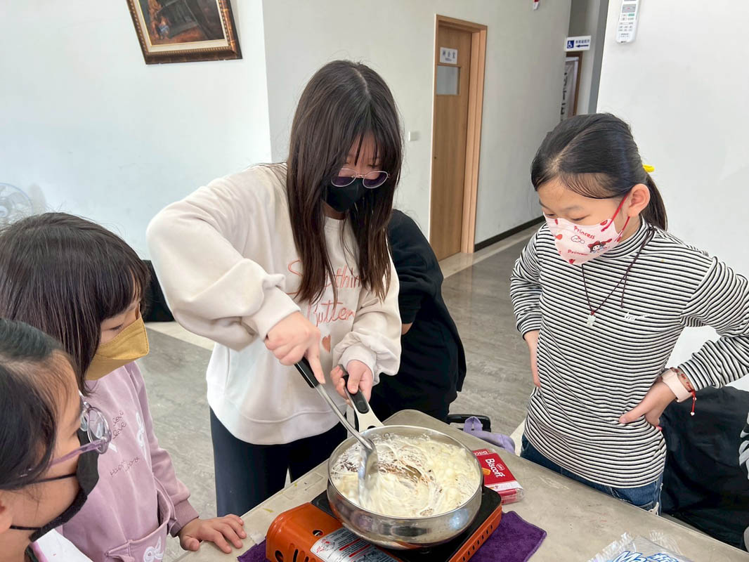 文瞱麥寮學堂_0114_學童製作雪Q餅