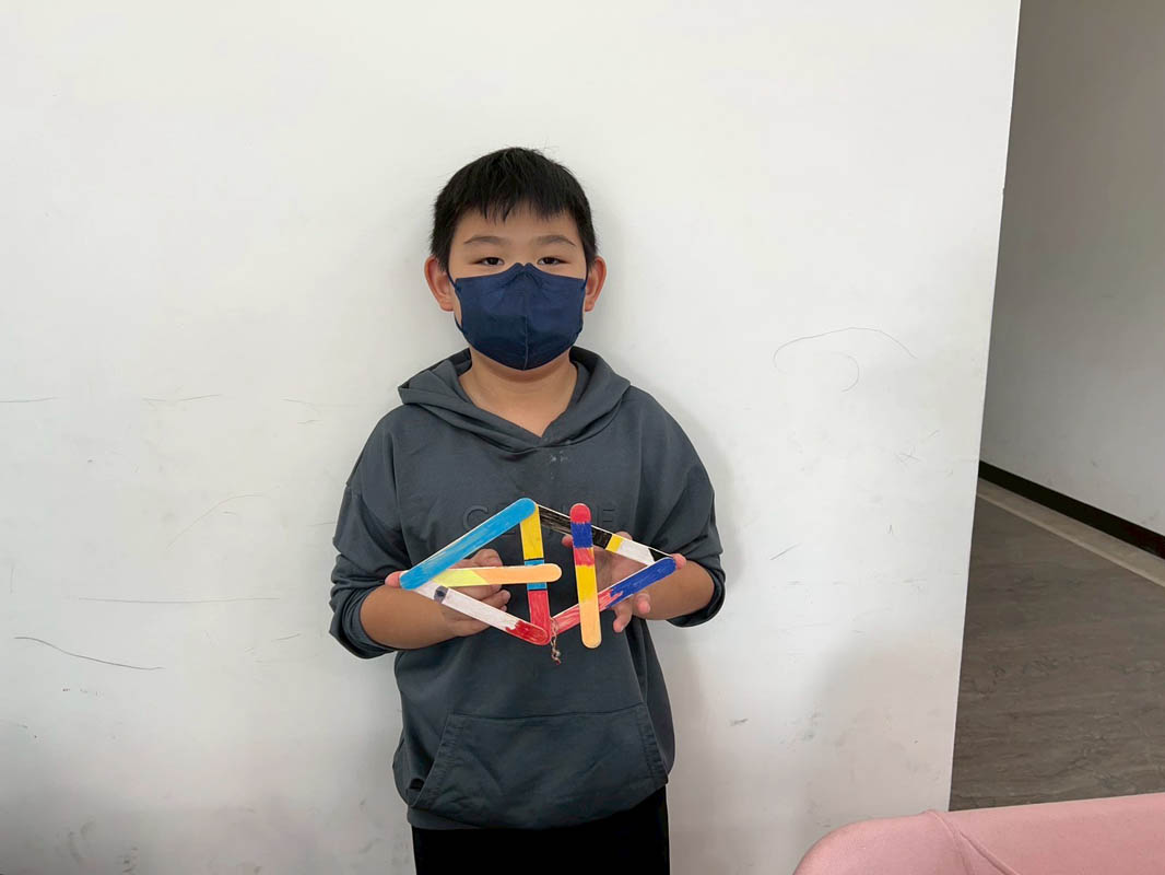 文瞱麥寮學堂_0114_學童開心與手做作品合影